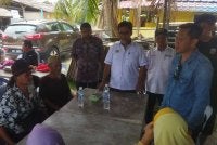 Khairul (berdiri, kanan) ketika ditemui di di Pos Pangkalan Hadapan Jeti Sementa Kapar di sini pada Khamis.