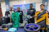 Hanyan (dua kiri) menunjukkan barangan yang dicuri suspek.