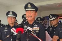 Jauteh (tengah) ketika ditemui pemberita di IPK Sabah pada Khamis. 