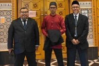 Mohamad Riza (tengah) hadir ke Mahkamah Majistret Putrajaya pada Khamis bersama Shahruddin (kanan) dan Boestamam (kiri).