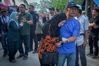 Reaksi ahli keluarga mangsa yang hilang di perairan One Fathom Bank berdekatan Pulau Ketam ketika menanti maklumat terkini operasi mencari dan menyelamat (SAR) di Pangkalan Hadapan Carilamat (PHC), Jeti Sementa Klang pada Khamis. Foto Bernama 