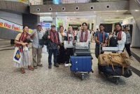 Johan (tiga dari kiri) bersama pasukannya yang sudah tiba di Kathmandu sudah bersedia menakluki EBC.
