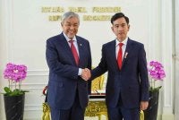 Ahmad Zahid (kiri) mengadakan pertemuan dengan Gibran di Istana Wakil Presiden. Foto Bernama 