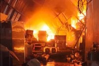 Keadaan kilang pengeluaran peti ais dan perkakas dapur yang terbakar.