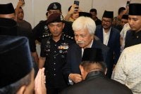 Tuanku Muhriz tiba di Lapangan Terbang Antarabangsa Kuala Lumpur (KLIA) Terminal 1 (T1). Foto Bernama 