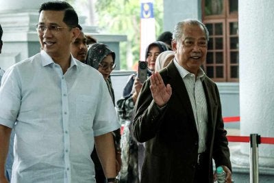 Muhyiddin (kanan) dilepas dan dibebaskan daripada empat pertuduhan berkaitan Jana Wibawa pada Selasa.