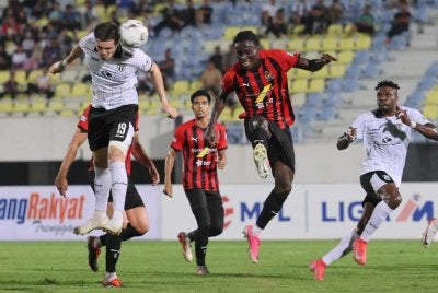 Pemain TFC, Romel Morales Ramirez (kiri) melakukan percubaan gol semasa menentang pasukan Brunei DPMM FC pada saingan Piala FA di Stadium Sultam Mizan Zainal Abidin, Gong Badak, malam Rabu. Foto Bernama