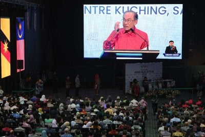 Anwar berucap pada Sambutan Hari Malaysia Peringkat Kebangsaan 2026 di Pusat Konvensyen Borneo Kuching malam Rabu. Foto Bernama