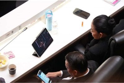 Menteri Thailand didakwa tonton konsert melalui tablet ketika sidang belanjawan.