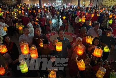 Dr Hafidzah (dua dari kanan) menghadiri Pesta Tanglung dan sambutan Hari Malaysia bertemakan Cahaya Tanglung, Semangat Malaysia di Kota Lama di sini pada Rabu. Foto SINAR HARIAN / ADILA SHARINNI WAHID