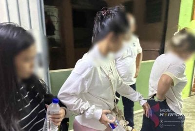 Warga asing yang ditahan dalam operasi penguatkuasaan JIM di beberapa premis sekitar Kluang.