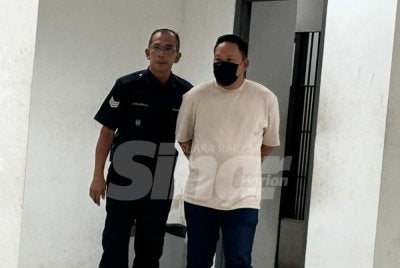 Polis membawa Mohamed Nisa (kanan) menuju ke bilik mahkamah. Foto SINAR HARIAN/ADILA SHARINNI WAHID