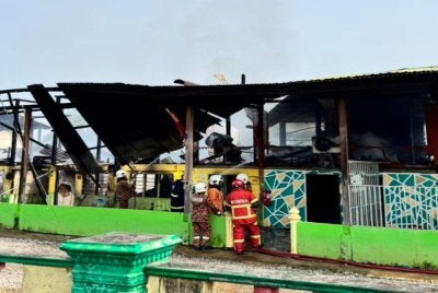 Bangunan Pasti Gajah Mati bersebelahan Pejabat Pas Kawasan Pendang, Kampung Charok Kudong terbakar dalam kejadian pada Khamis. Foto media sosial