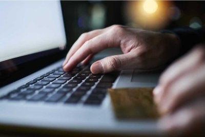 Seorang lelaki warga emas kerugian lebih RM200,000 selepas terpedaya dengan tawaran pelaburan kripto tidak wujud. Gambar hiasan