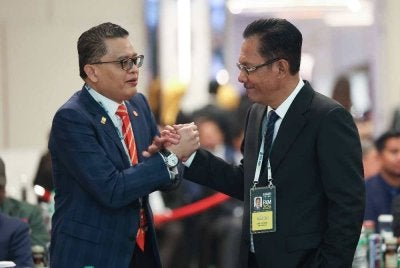 Shahril (kiri) bersalaman dengan Ab Ghani sempena Kongres Luar Biasa Kedua FAM 2026 di Petaling Jaya pada Khamis. Foto: Bernama.