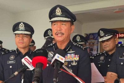 Jauteh (tengah) ketika ditemui pemberita di IPK Sabah pada Khamis. 