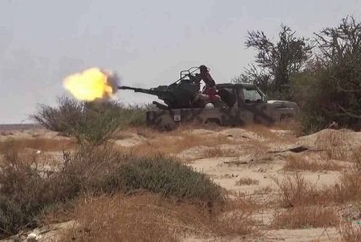 Pertempuran sengit antara pasukan kerajaan Yemen dan Huthi turut berlaku di kawasan berhampiran sempadan Riyadh. - Foto AFP
