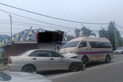 Ambulans yang merempuh Proton Waja selepas merempuh Perodua Viva. - FOTO: Polis 