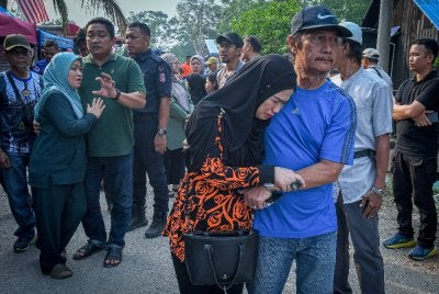 Reaksi ahli keluarga mangsa yang hilang di perairan One Fathom Bank berdekatan Pulau Ketam ketika menanti maklumat terkini operasi mencari dan menyelamat (SAR) di Pangkalan Hadapan Carilamat (PHC), Jeti Sementa Klang pada Khamis. Foto Bernama 