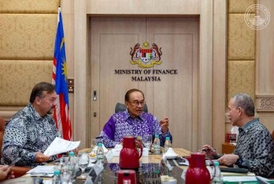 Anwar bersama Fadillah (kanan) dan Amir Hamzah ketika mesyuarat khas berkaitan elektrik di bangunan Perbendaharaan, Putarajaya pada Khamis. - FOTO: Facebook Anwar Ibrahim 