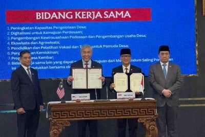 Ahmad Zahid (dua dari kiri) dan Susanto (dua dari kanan) selepas menandatangani antara Kerajaan Indonesia dengan Kerajaan Malaysia bagi Kerja Sama di Bidang Pengembangan Perdesaan.