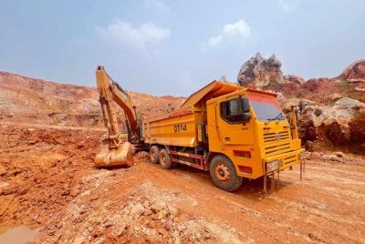 Antara jentera berat yang disita disyaki digunakan untuk aktiviti mengorek dan memindahkan tanah tanpa lesen di sebuah tapak lombong bijih besi di kawasan Sungai Lik, Lipis. - FOTO: Briged Tenggara PGA 