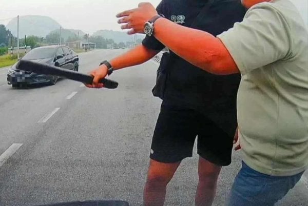 Tangkap layar video yang tular di media sosial.