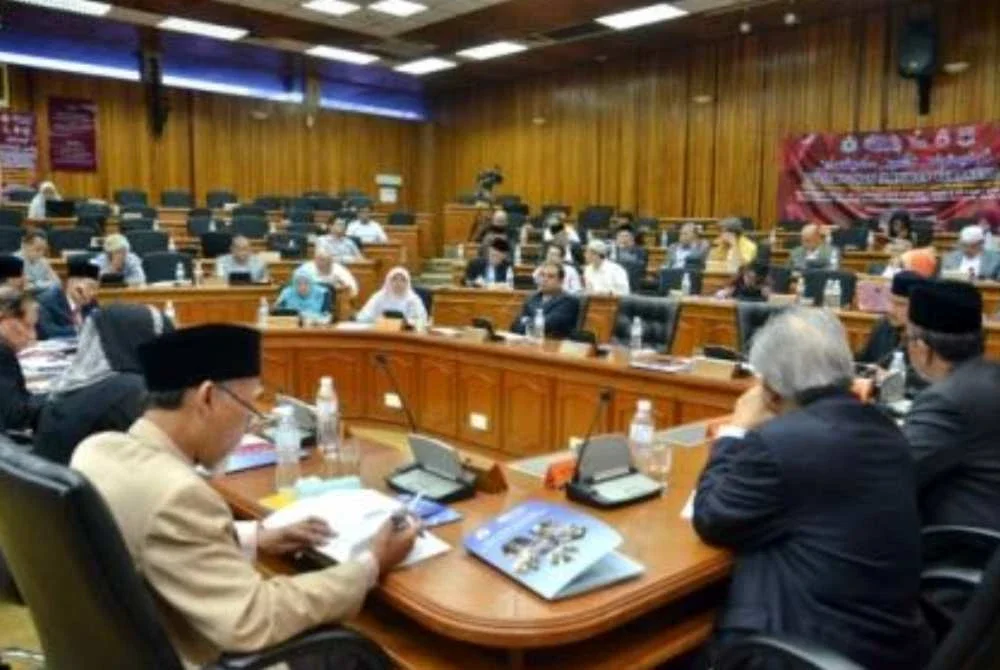 Tuntutan mengadakan syura amatlah tinggi, apabila ia diungkap bersama-sama persoalan iman dan solat. Ia prinsip asas dalam kepimpinan dan berkerajaan. Gambar hiasan/fail Yadim