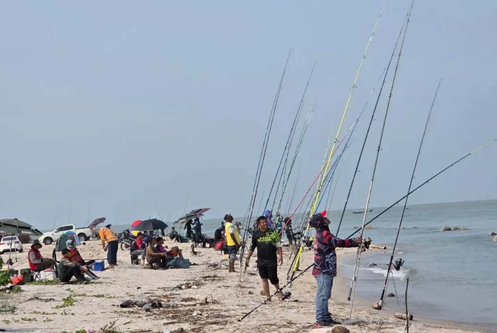 Sebahagian peserta yang menyertai Pertandingan Memancing Hari Malaysia 2026 di Tambak Klebang.