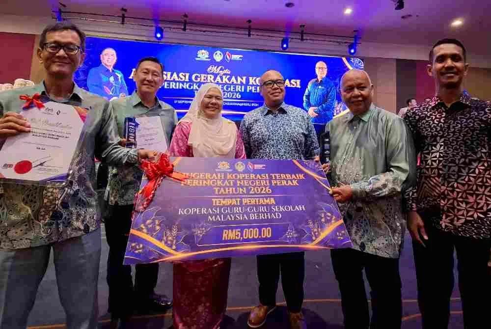 Salbiah, Ahmad Norihan (tiga dari kanan) dan Mohd Firdaus (kanan) bersama Koperasi Guru-Guru Sekolah Malaysia Berhad yang menerima pengiktirafan sebagai Anugerah Koperasi Terbaik Peringkat Negeri Perak 2026.