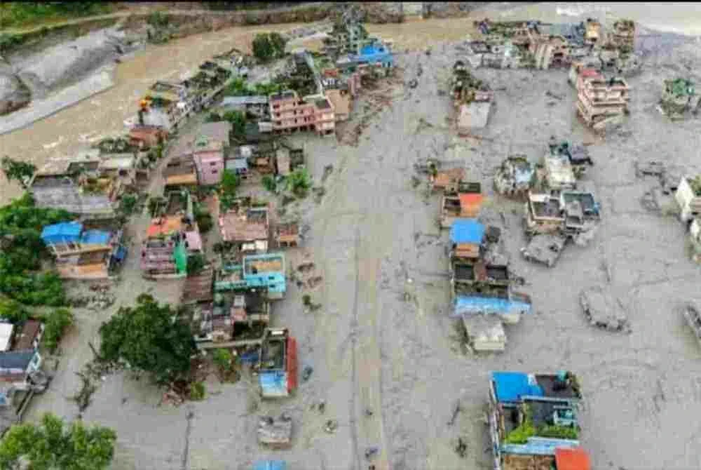 Keadaan selepas tragedi banjir lumpur di Nepal. - Foto AFP