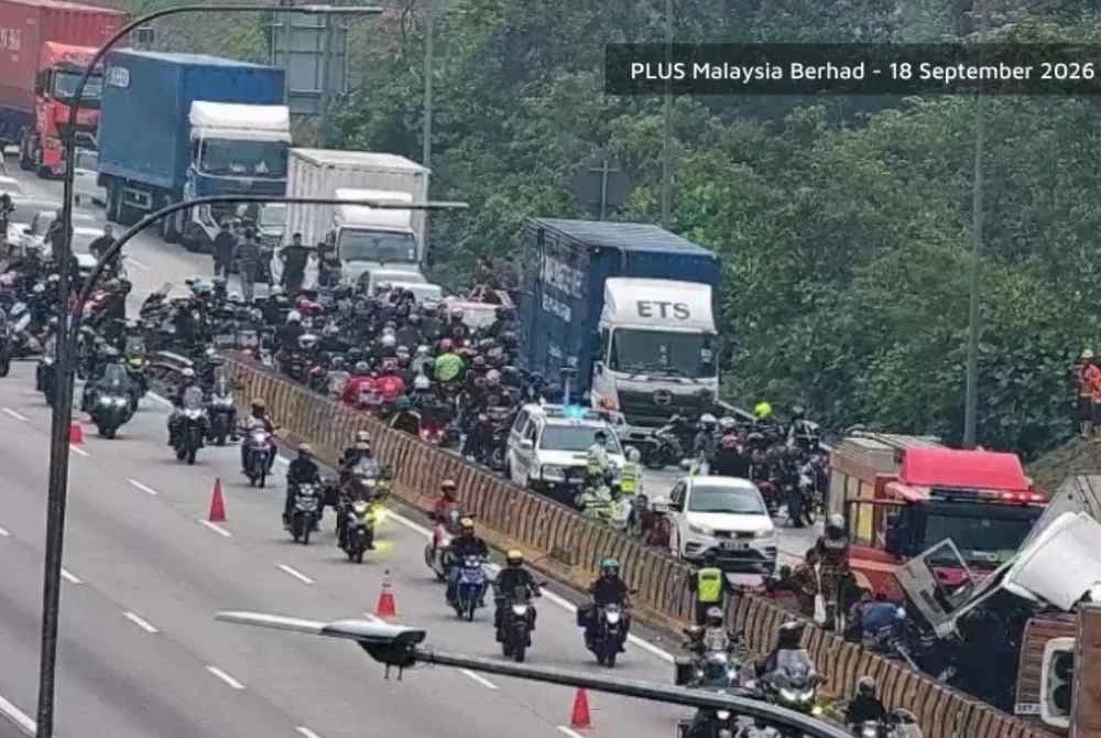 PLUS Trafik menerusi aplikasi X memaklumkan setakat jam 10.27 pagi, semua lorong arah utara masih terhalang menyebabkan trafik tidak bergerak sejauh kira-kira tujuh kilometer.