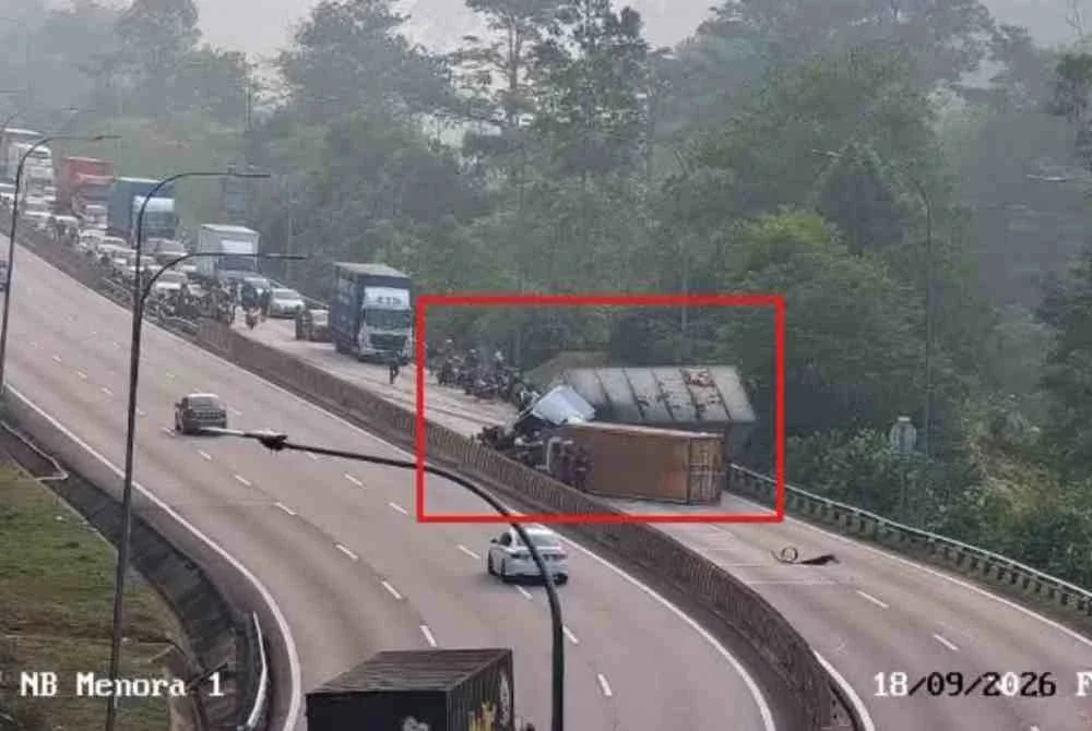 Kemalangan melibatkan dua lori dengan seorang daripada pemandu berada dalam keadaan tersepit.