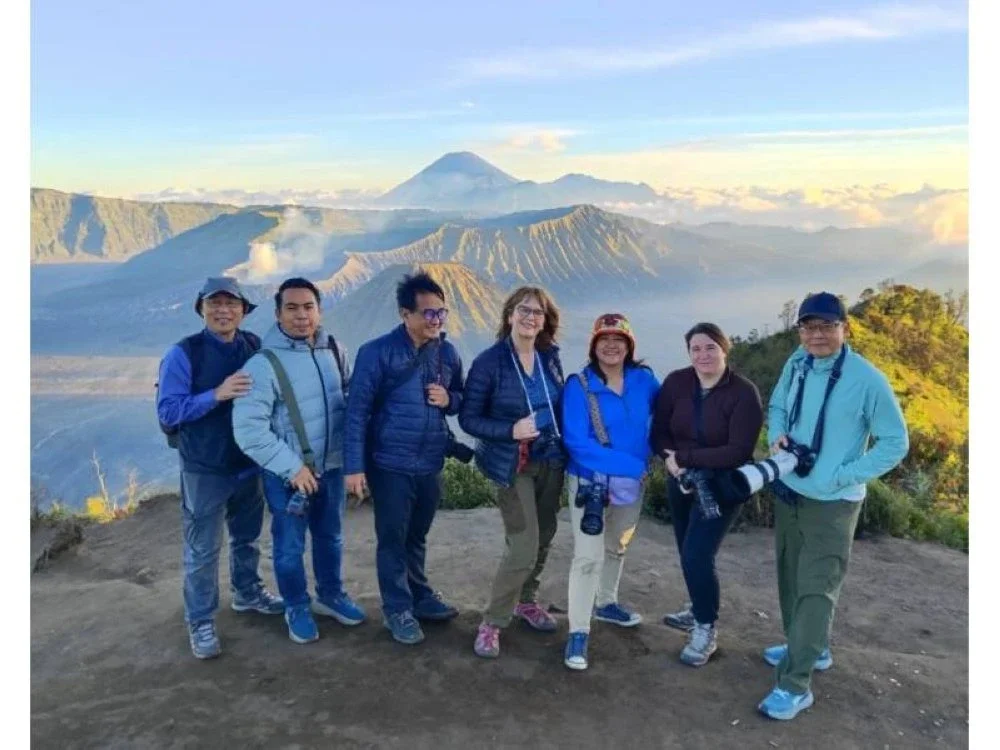 Mohd Razif (dua, kiri) bersama rakan-rakan foto dari negara lain yang mengikuti latihan intensif di Indonesia.