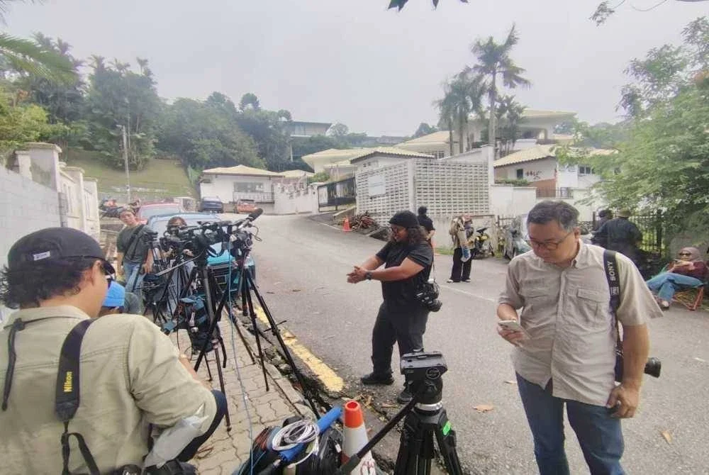 Pengamal media termasuk jurugambar berkumpul di hadapan kediaman bekas Perdana Menteri, Datuk Seri Najib Tun Razak di Langgak Duta