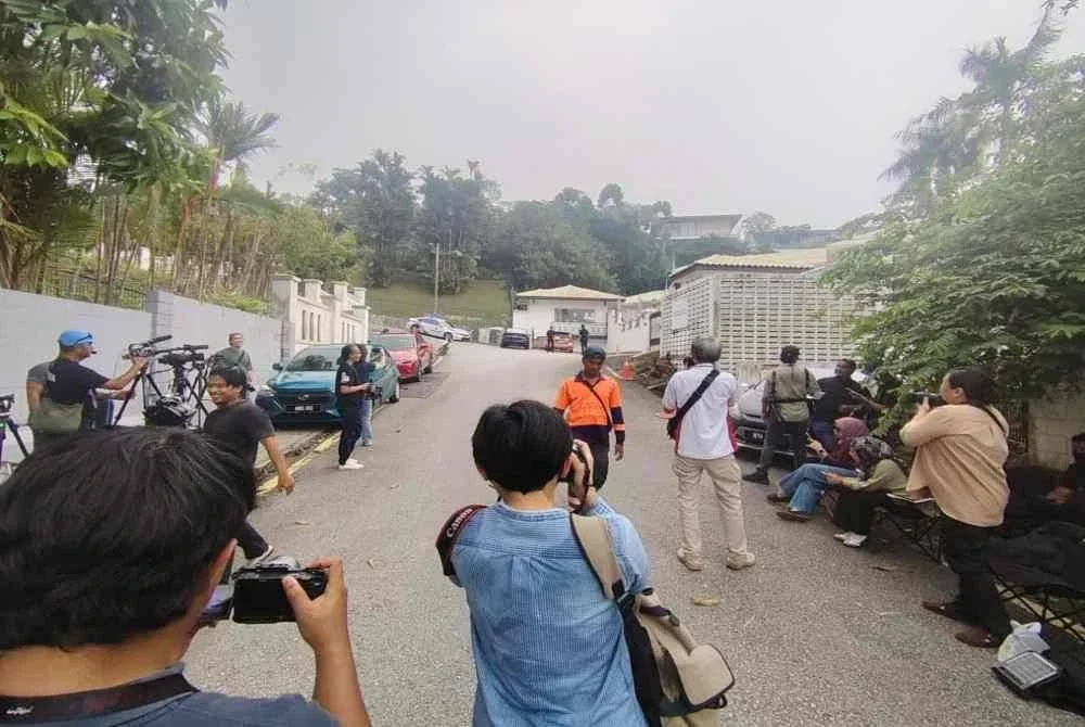 Sekumpulan pengamal media termasuk jurugambar berkumpul di hadapan kediaman bekas Perdana Menteri, Datuk Seri Najib Tun Razak.