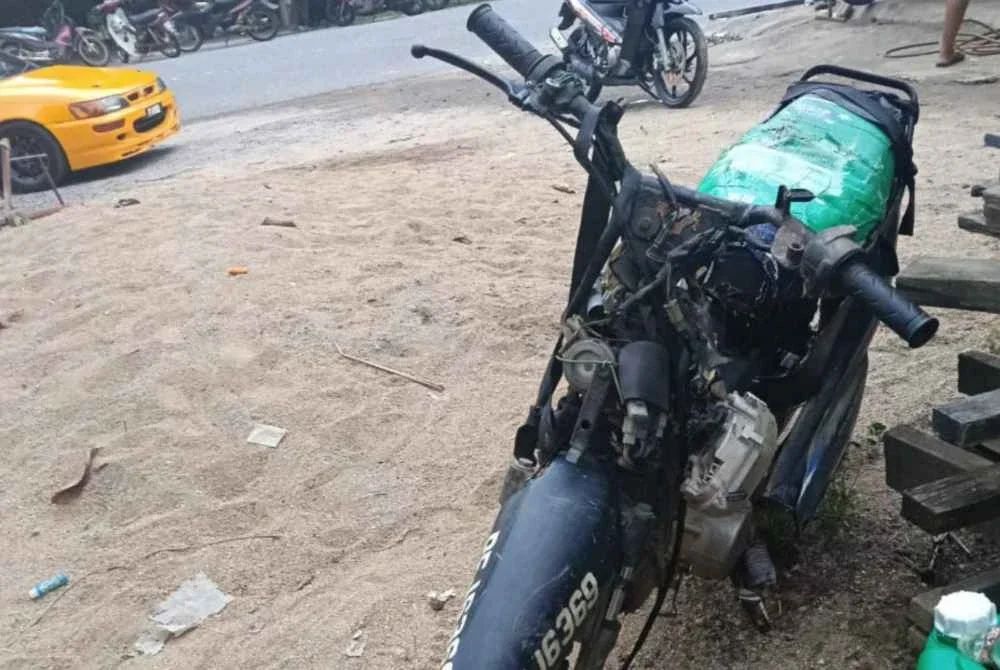 Motosikal yang digunakan turut rosak dipijak gajah di laluan kebun getah.
