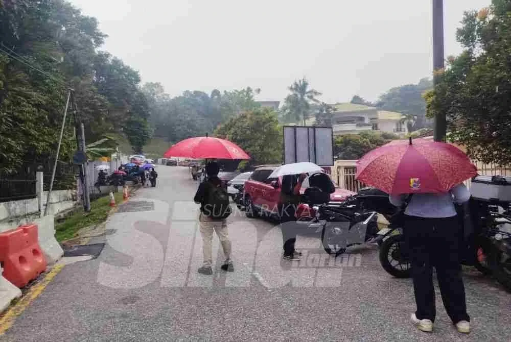 Hujan yang mencurah tidak mematahkan penantian petugas media tempatan dan antarabangsa yang berkampung di luar kediaman bekas Perdana Menteri, Datuk Seri Najib Razak