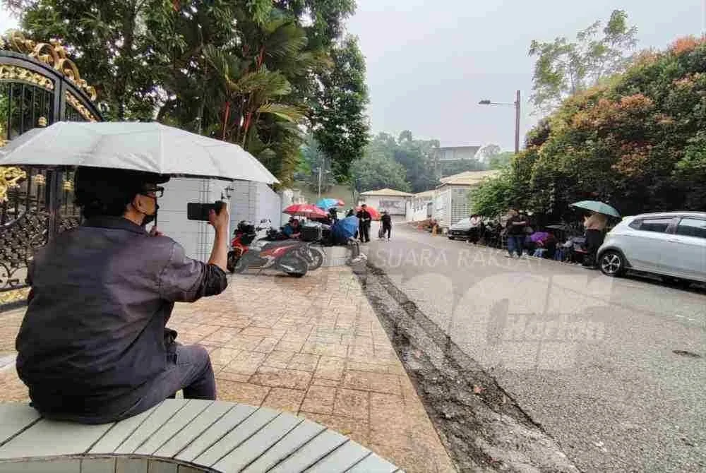 Hujan yang mencurah tidak mematahkan penantian petugas media tempatan dan antarabangsa yang berkampung di luar kediaman bekas Perdana Menteri, Datuk Seri Najib Razak