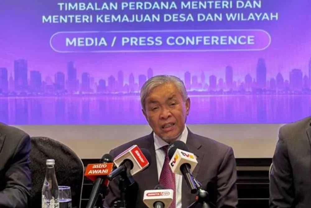 Presiden UMNO, Datuk Seri Dr Ahmad Zahid memberikan respons berhubung keputusan Lembaga Pengampunan terhadap Najib pada sidang akhbar di Jakarta pada Jumaat. FOTO: SINAR HARIAN