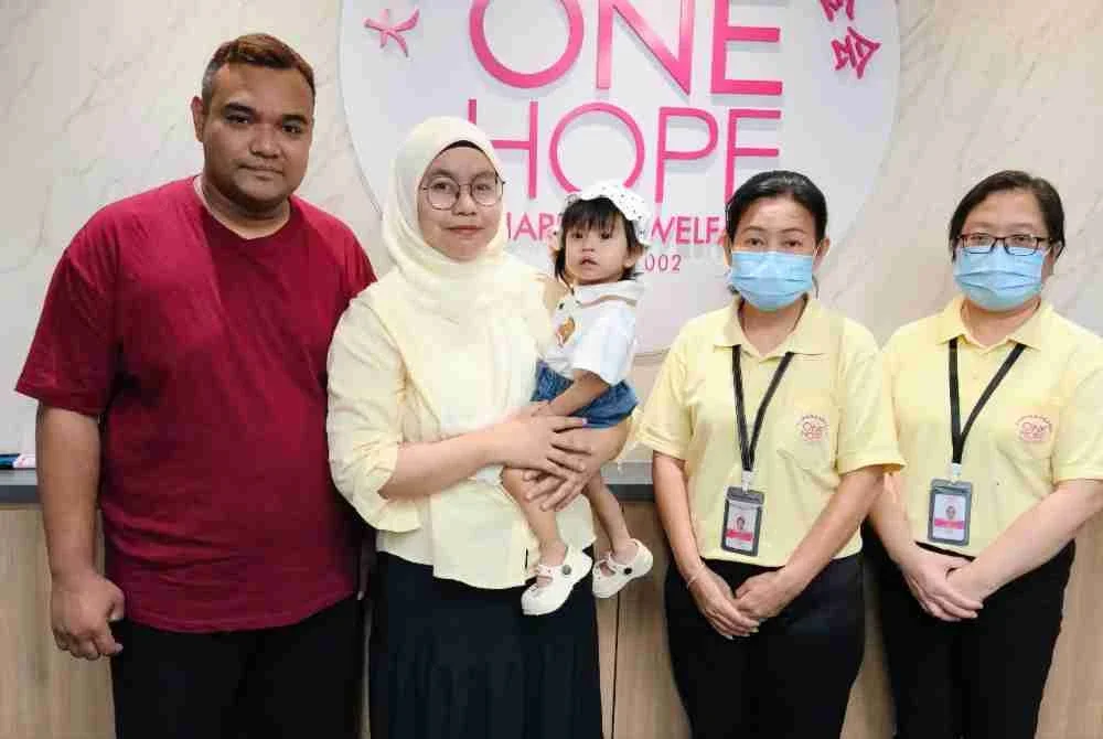 Elnaura bersama ibu bapa dan kakitangan One Hope Charity & Welfare.