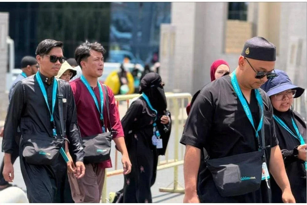 FARID (kiri) tidak melepaskan peluang cuti semester untuk mengerjakan umrah, tambahan pula pakej berbaloi ditawarkan Ikhlas.com.