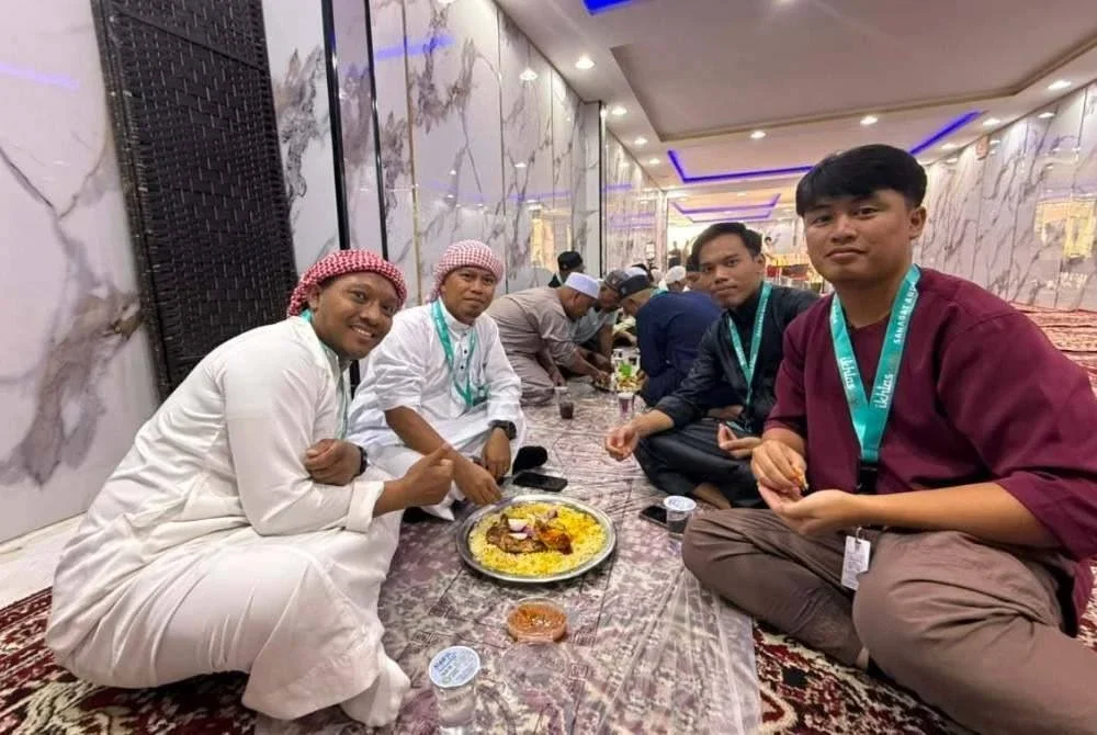 FARID (dua dari kanan) bersama jemaah Iain ketika di Tanah Suci.