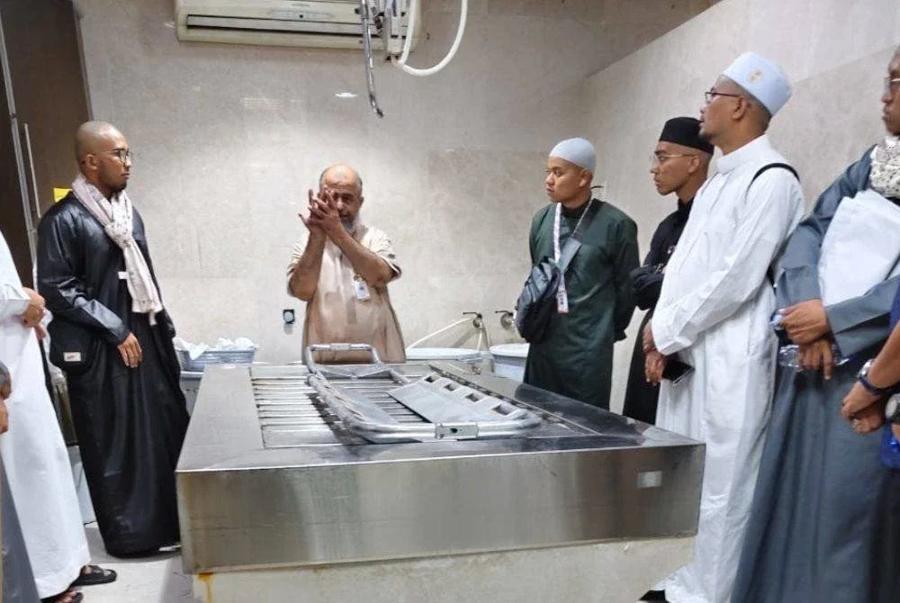 PESERTA ditunjukkan cara-cara menguruskan jenazah di perkuburan Baqi'.