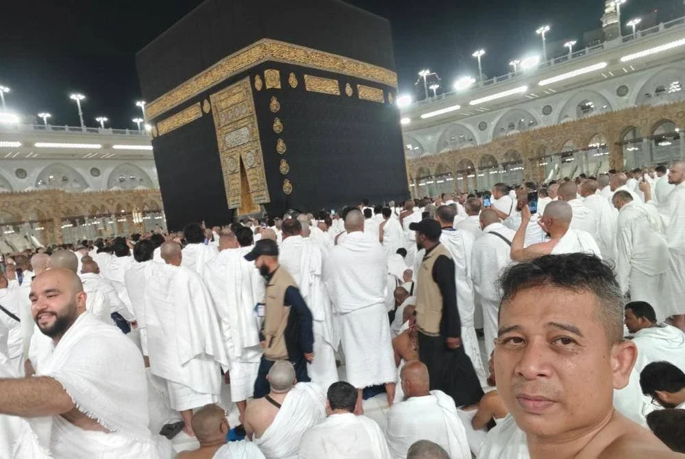 PENULIS ketika selesai melakukan tawaf di hadapan Kaabah.