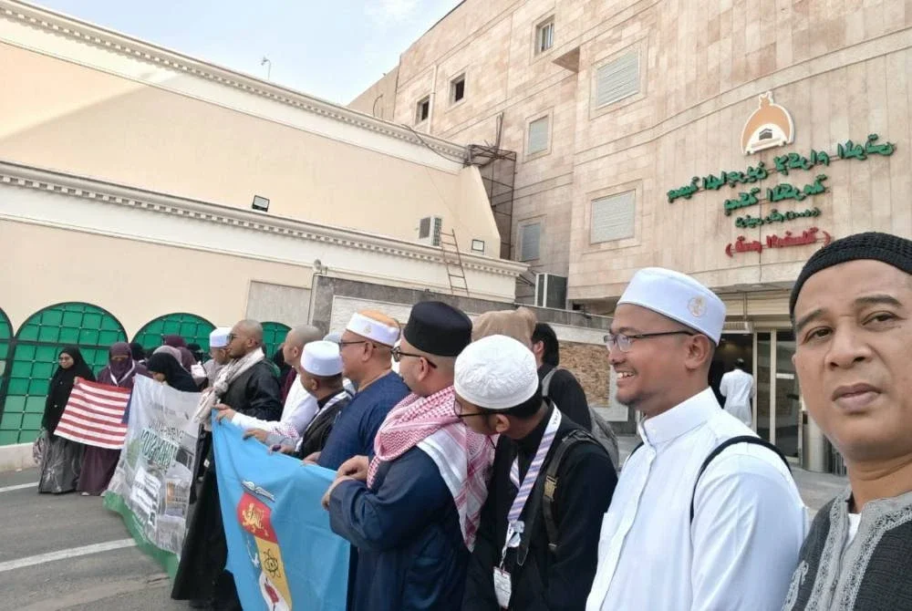 ROMBONGAN peserta dari UKM bergambar kenangan di Jam‘iyyah al-Muhajirin li Ikram al-Mawta bi Makkah al-Mukarramah.