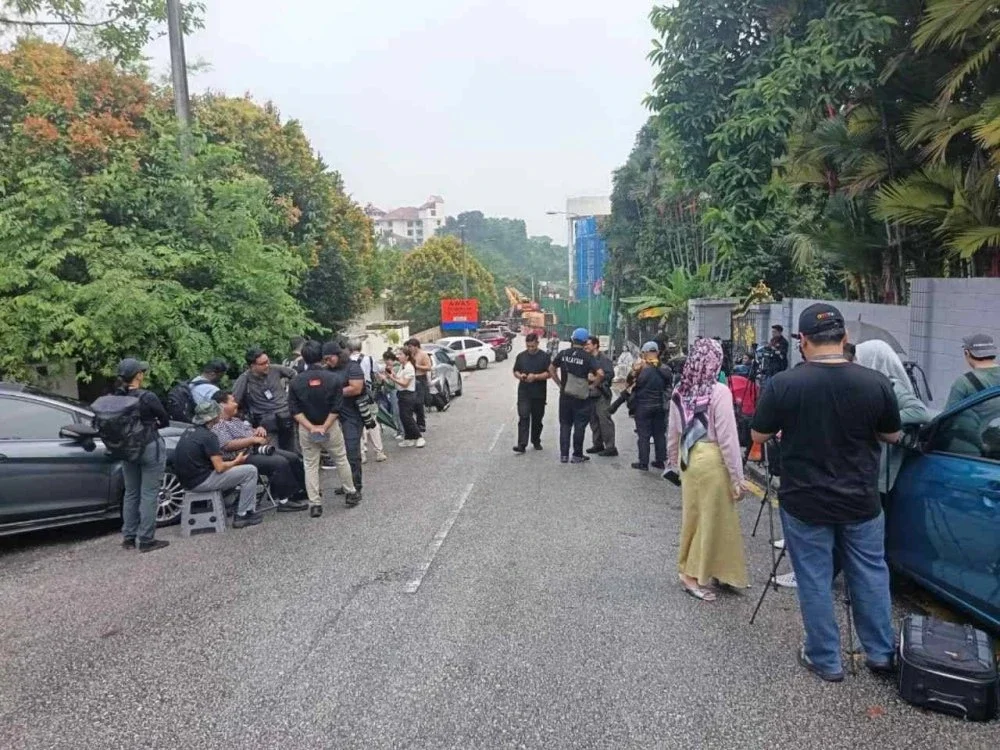 Puluhan pengamal media berkumpul di hadapan kediaman Najib pada Jumaat .