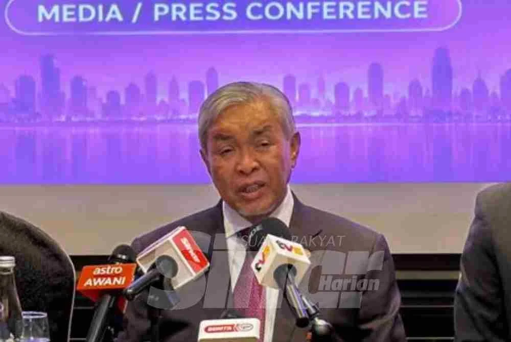 Ahmad Zahid memberikan respons berhubung keputusan Lembaga Pengampunan terhadap Najib pada sidang akhbar di Jakarta pada Jumaat.