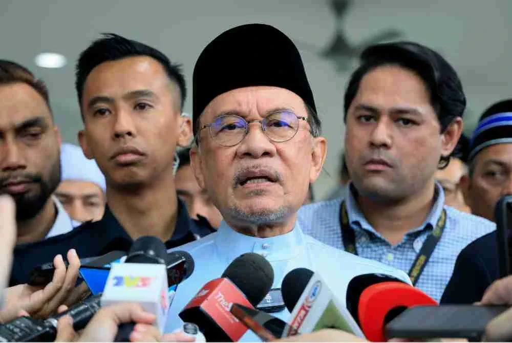Anwar bercakap kepada pemberita selepas menunaikan Solat Jumaat di Surau Nur Perdana pada Jumaat. Foto Bernama