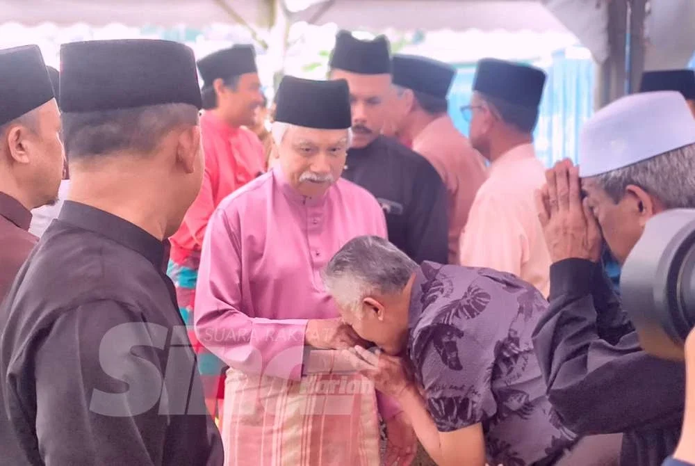 Tuanku Muhriz berangkat menunaikan solat Jumaat di Masjid Diraja Tuanku Munawir. Foto SINAR HARIAN/SYAMILAH ZULKIFLI